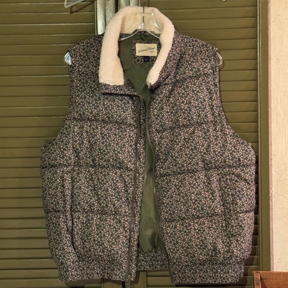 Universal Thread Other - Universal Thread Floral Puffer Vest
